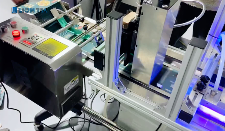 覆膜光面紙盒二維碼UV噴碼機助您降本增效